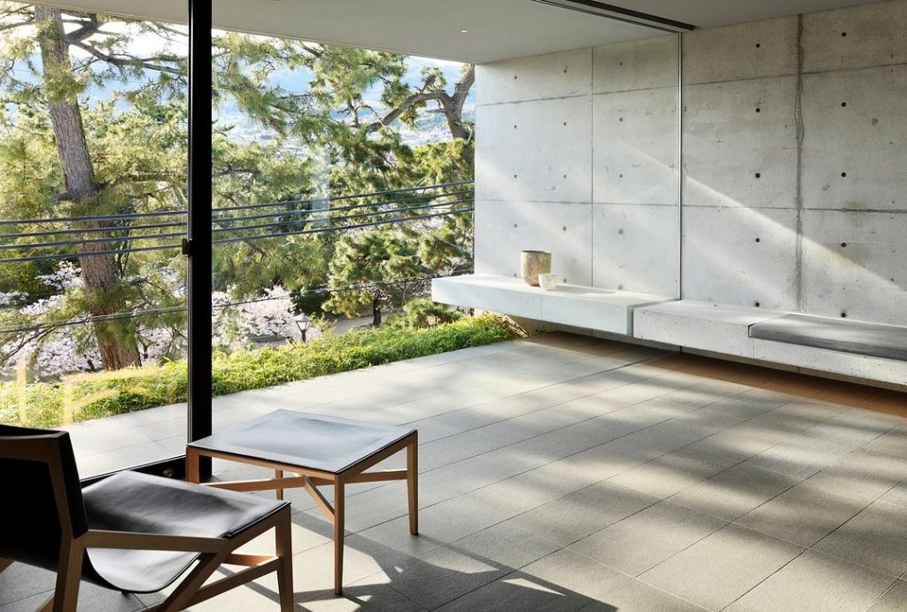 Casa moderna minimalista cu beton la vedere