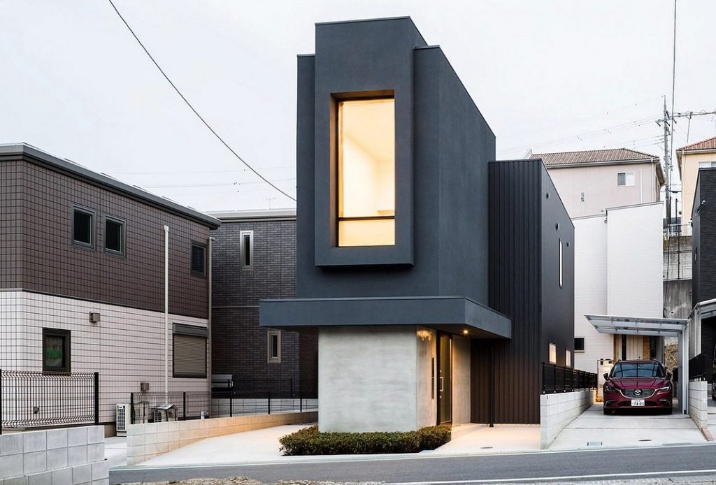 Fatada casei moderna si minimalista, totul in negru