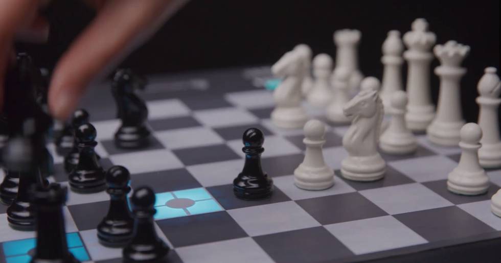 ChessUp, tabla de sah inteligenta perfecta pentru a-ti invata copiii cum sa se joace |  gadgeturi |  Cinci zile