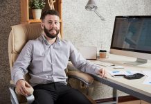 Top greșeli pe care le faci când îți alegi scaunul de birou – și cum le eviți cu ajutorul echipei Dacris