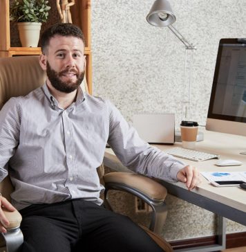 Top greșeli pe care le faci când îți alegi scaunul de birou – și cum le eviți cu ajutorul echipei Dacris